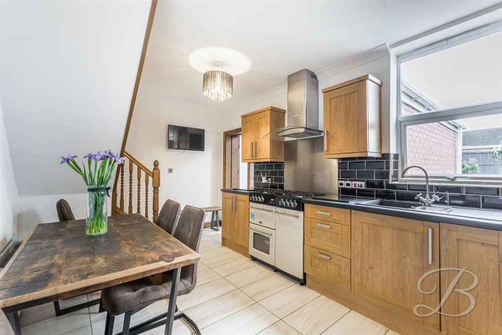 House in Mansfield, Forest Town - More