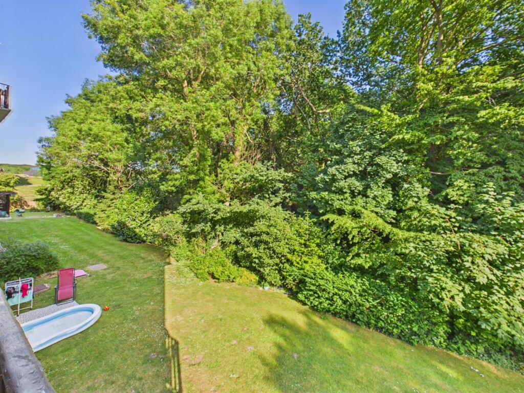 Dell Farm Road, Ruislip - Viac