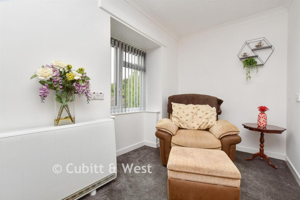 Apartment in Reigate and Banstead, Surrey - View 4