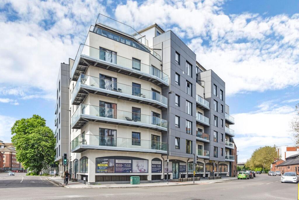 Main image of property: Royal Crescent Road, Royal Crescent Apartments, SO14
