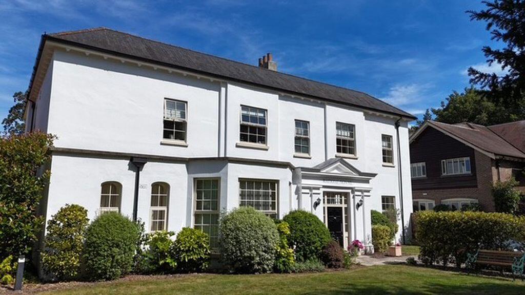 2-bed flat on Winkton, £250,000