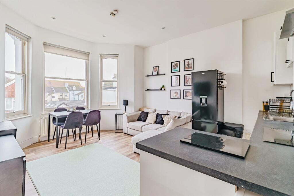 Apartment in Worthing, Broadwater - View 2