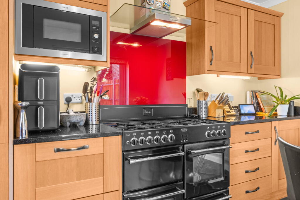House in Kingston upon Thames - More