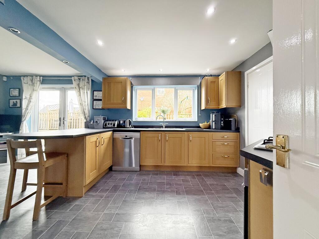 House in Rhondda Cynon Taff. CF38 1UH, Llantwit Fardre - View 4