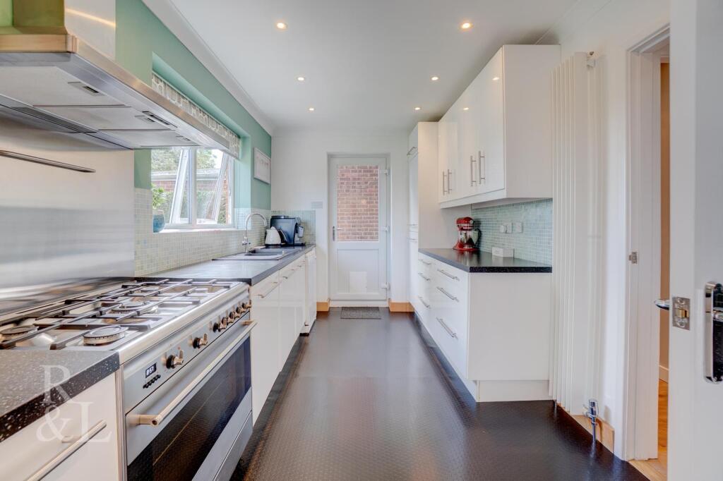 House in Gedling, Nottinghamshire - More
