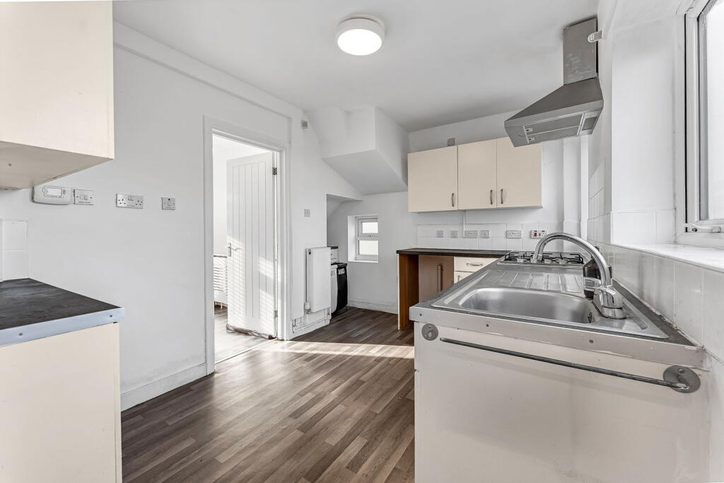 Southwold Drive, Nottingham, NG8 1PD - More
