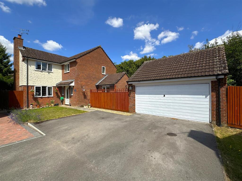 4-bed detached on Cruse Close, Chippenham, £497,500