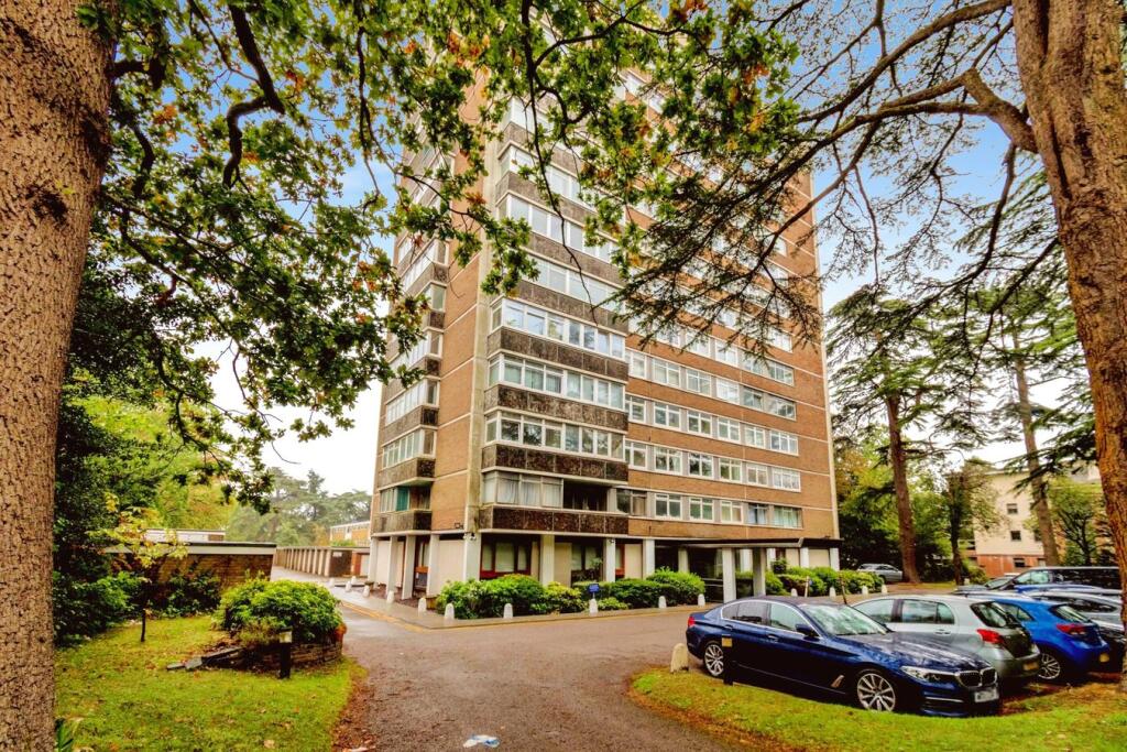 2-bed flat on Bassett Avenue, Southampton, SO16, £225,000