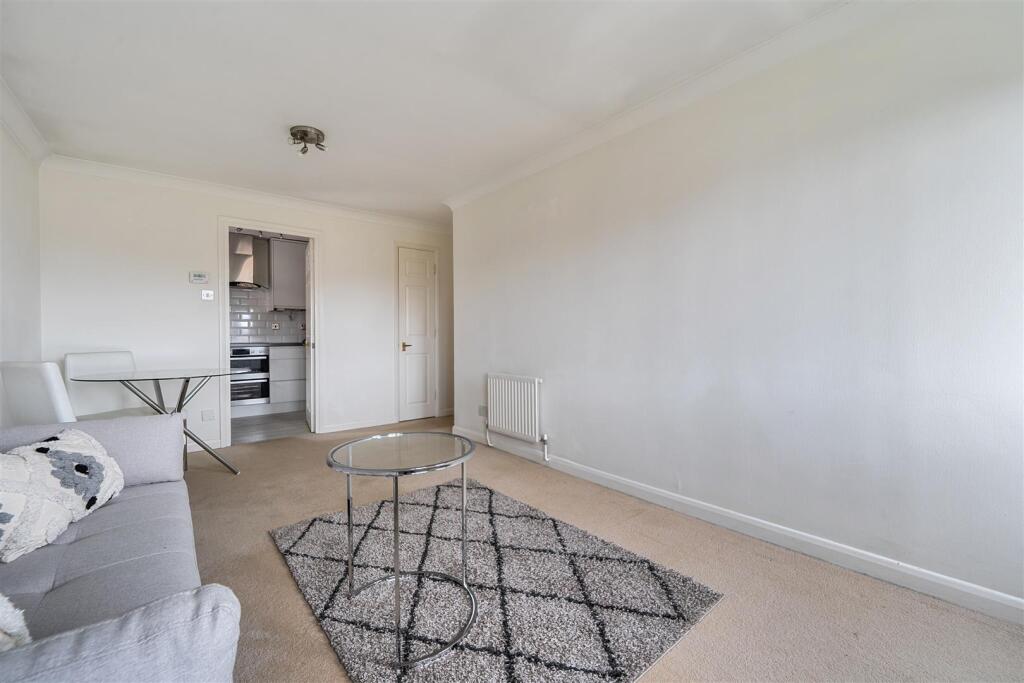 Apartment in Slough, Windsor and Maidenhead - View 5