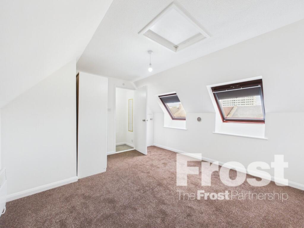 Apartment in Slough - View 5