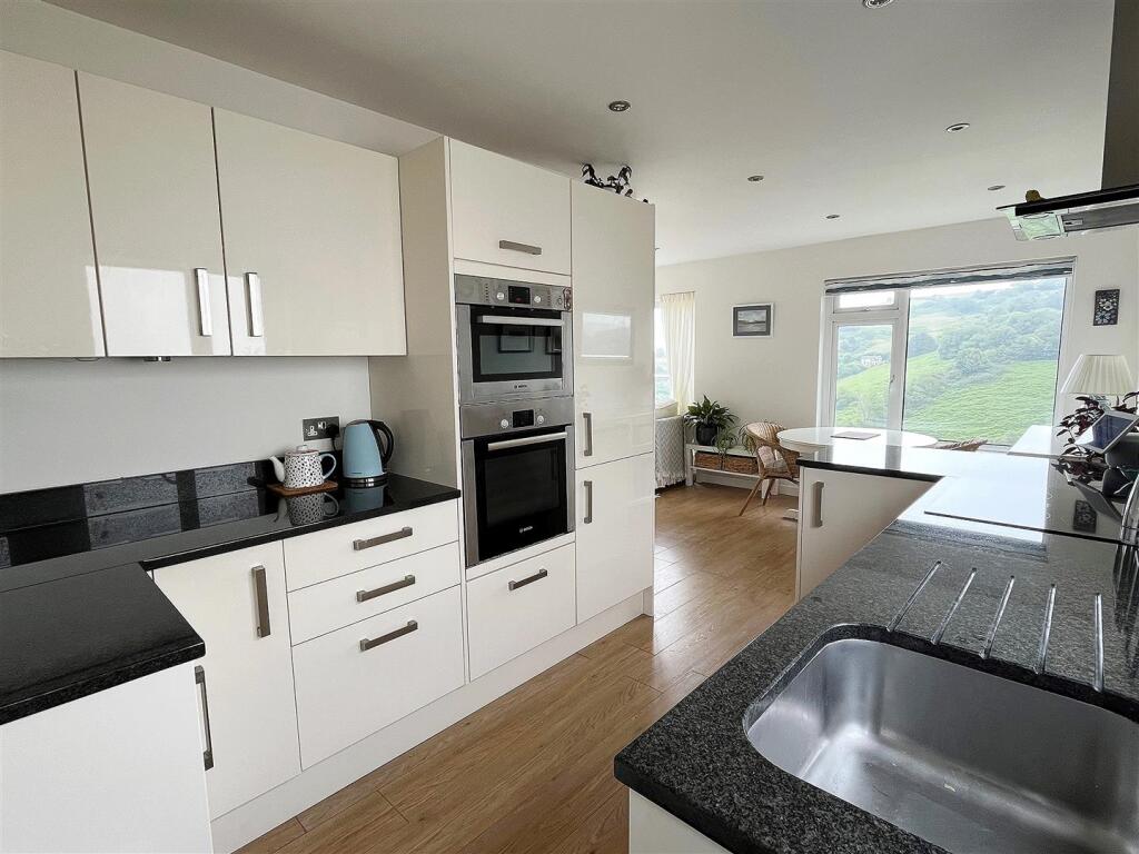 31, Churchfields photo 4