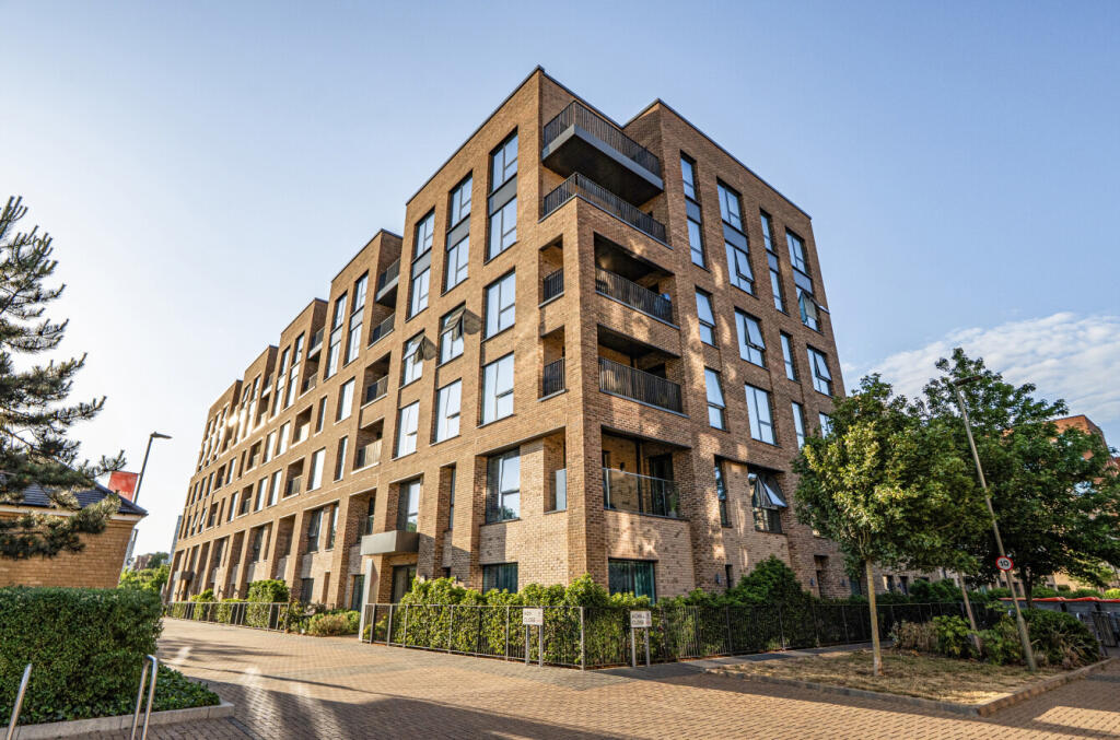 1-bed flat on Hoy Close, Colindale Gardens, Colindale, NW9, £415,000