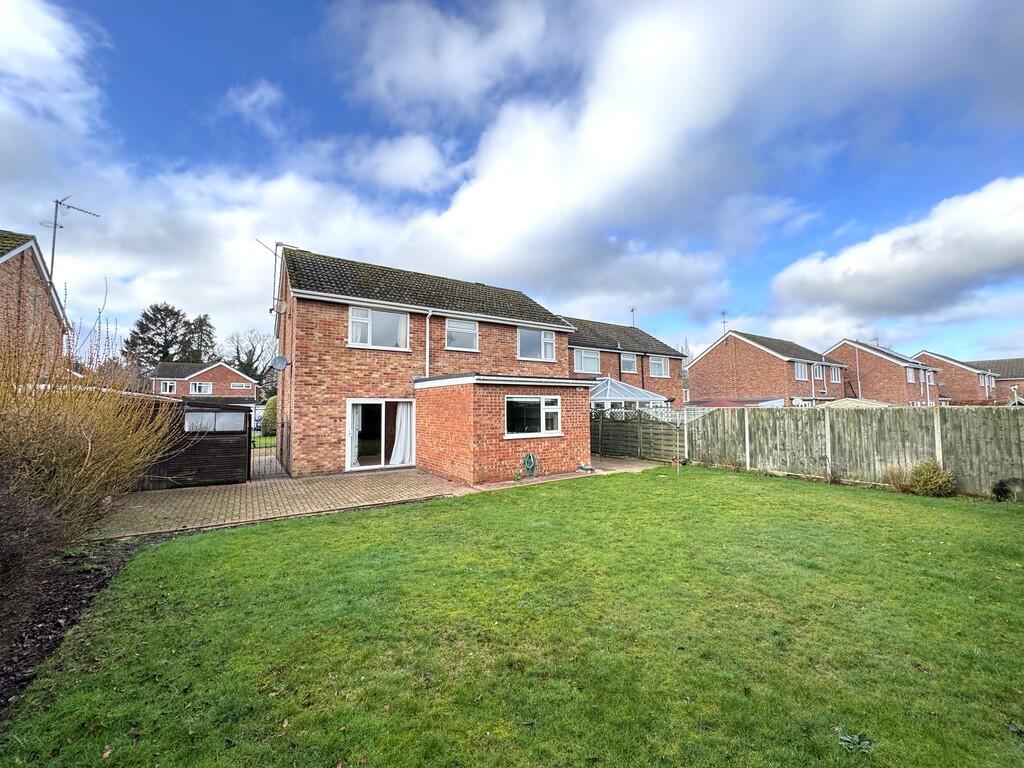 SOUTH WOOTTON - 4 Bed Link-Detached House on Sought After Cul-De-Sac photo 2