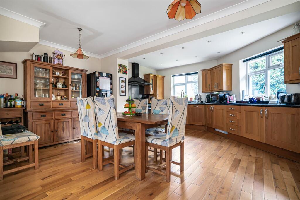 Monoux Grove, Walthamstow, London, E17 photo 2