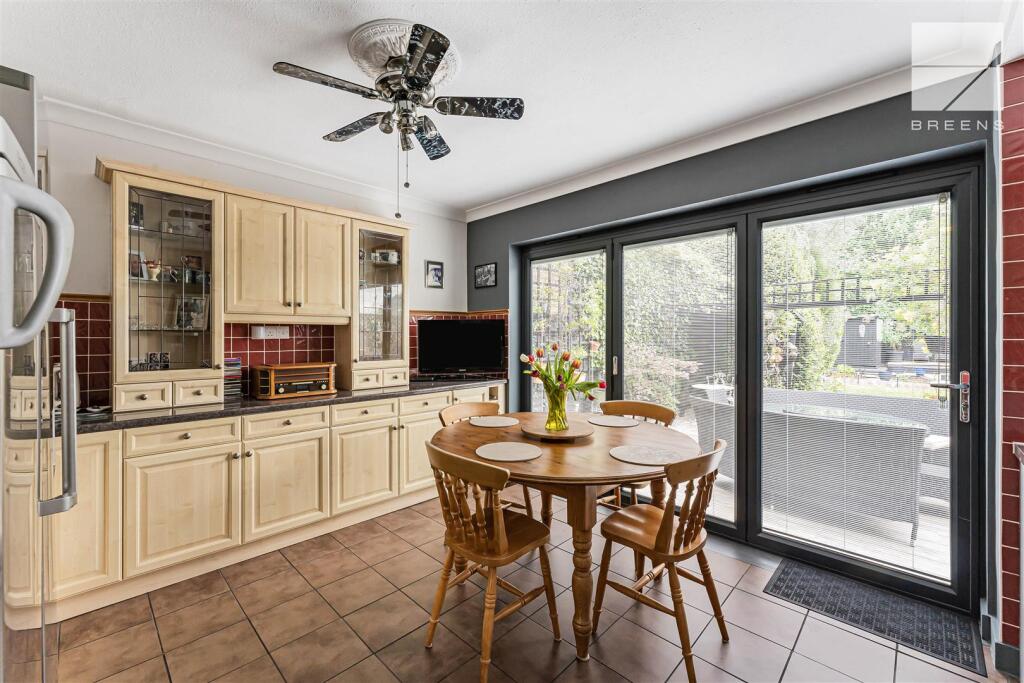 House in London, Highams Park - View 6