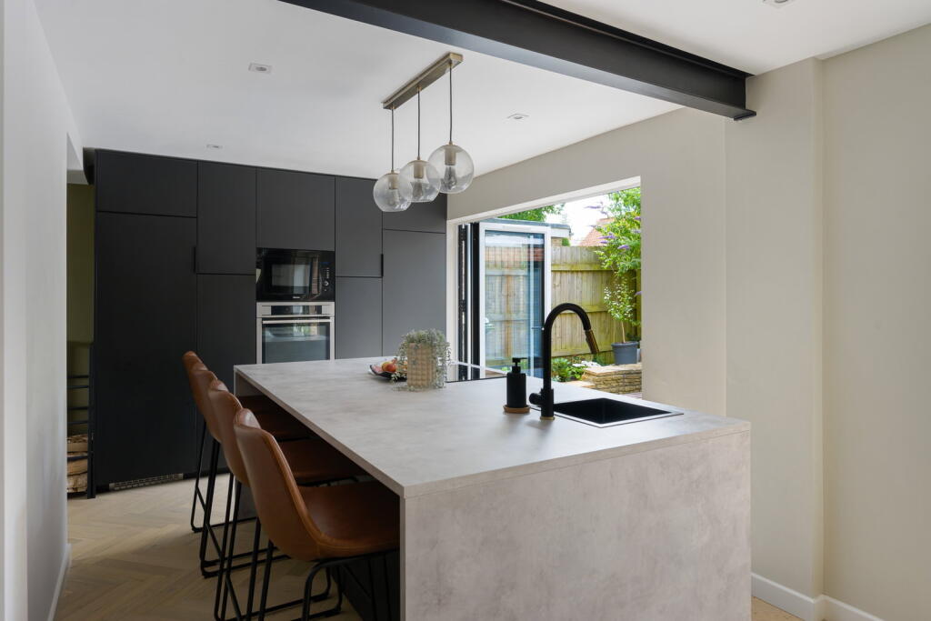 House in South Kesteven, Harlaxton - More