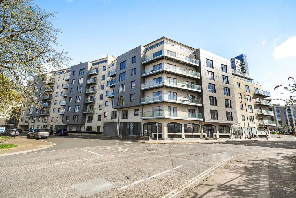 Main image of property: Royal Crescent Road, Royal Crescent Apartments, SO14