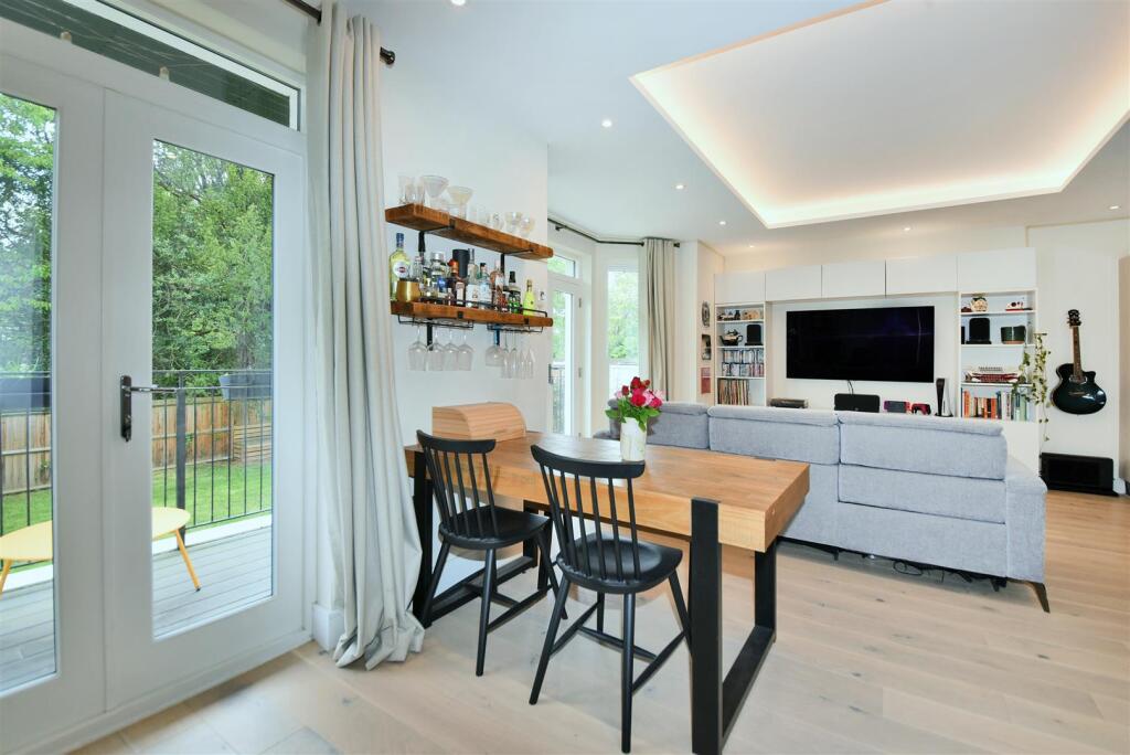 Apartment in Surbiton, Oakhill - More