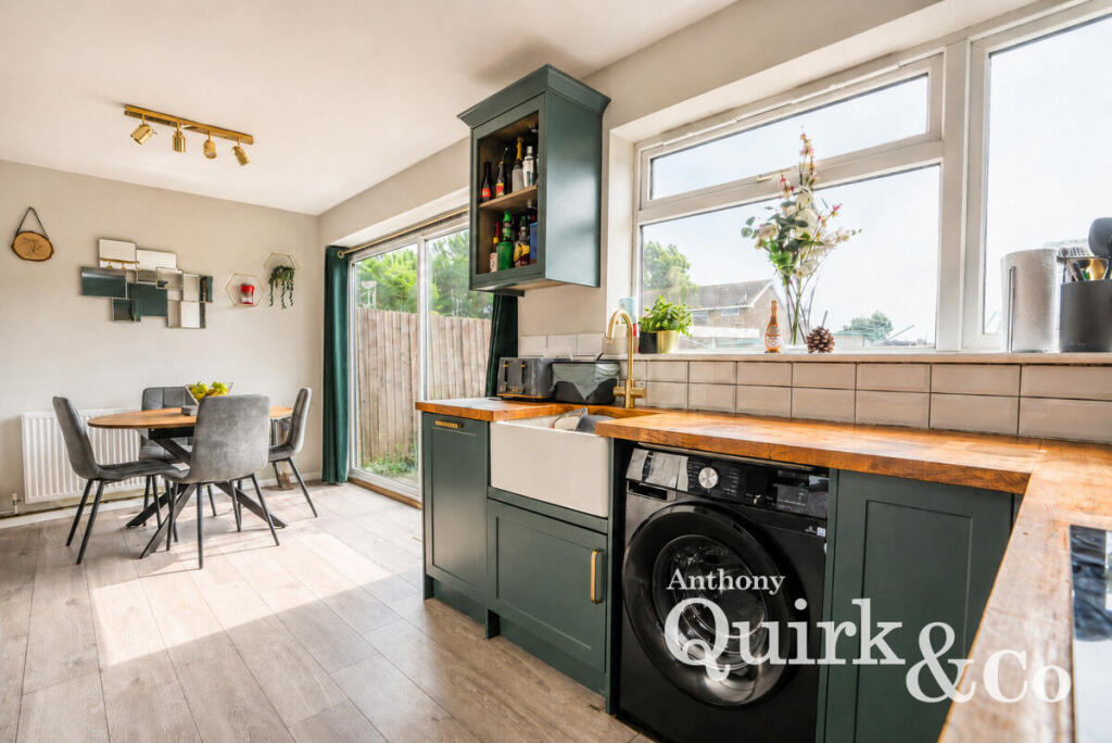 House in Castle Point, Canvey Island - View 4