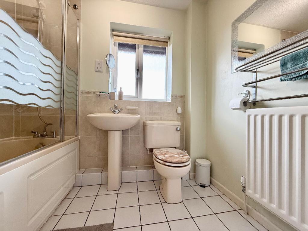 House in Luton, Central Bedfordshire - More