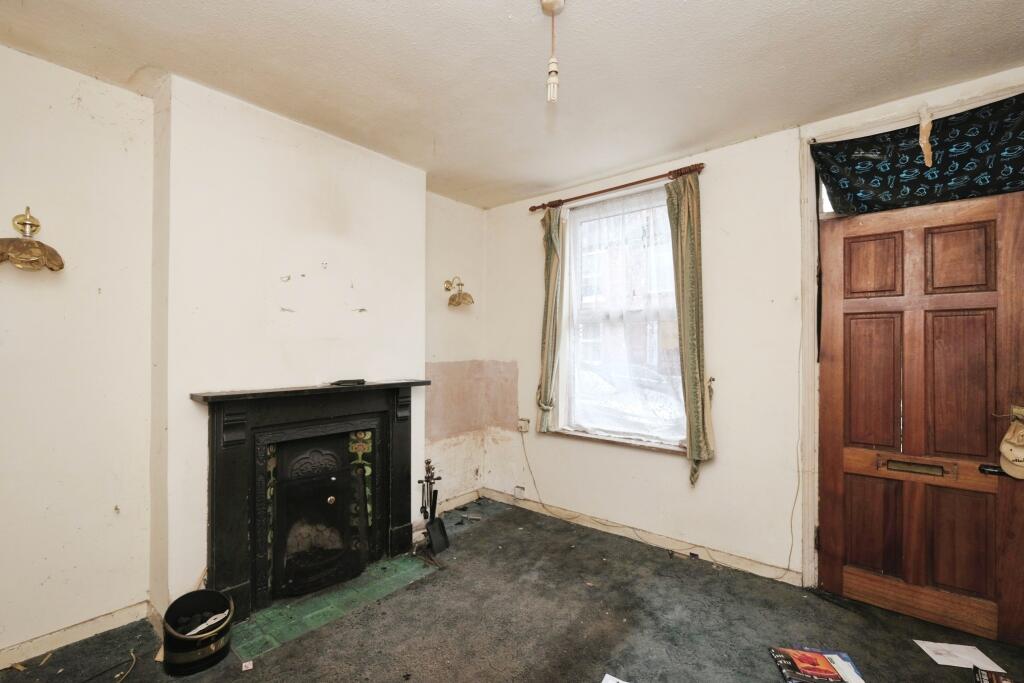 House in Nottingham, Nottinghamshire - More