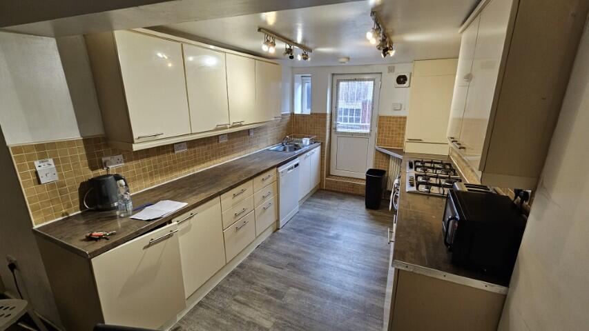 8 bedroom terraced house for rent