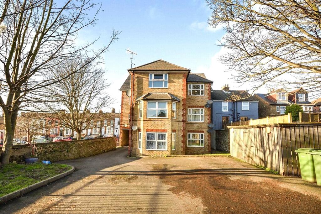 2-bed flat on Boxley Road, Maidstone, Kent, ME14, £160,000