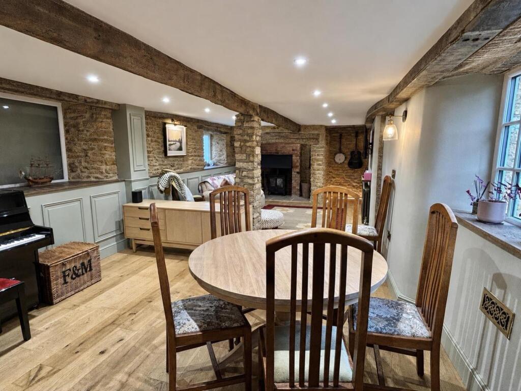 House in Holcot - More
