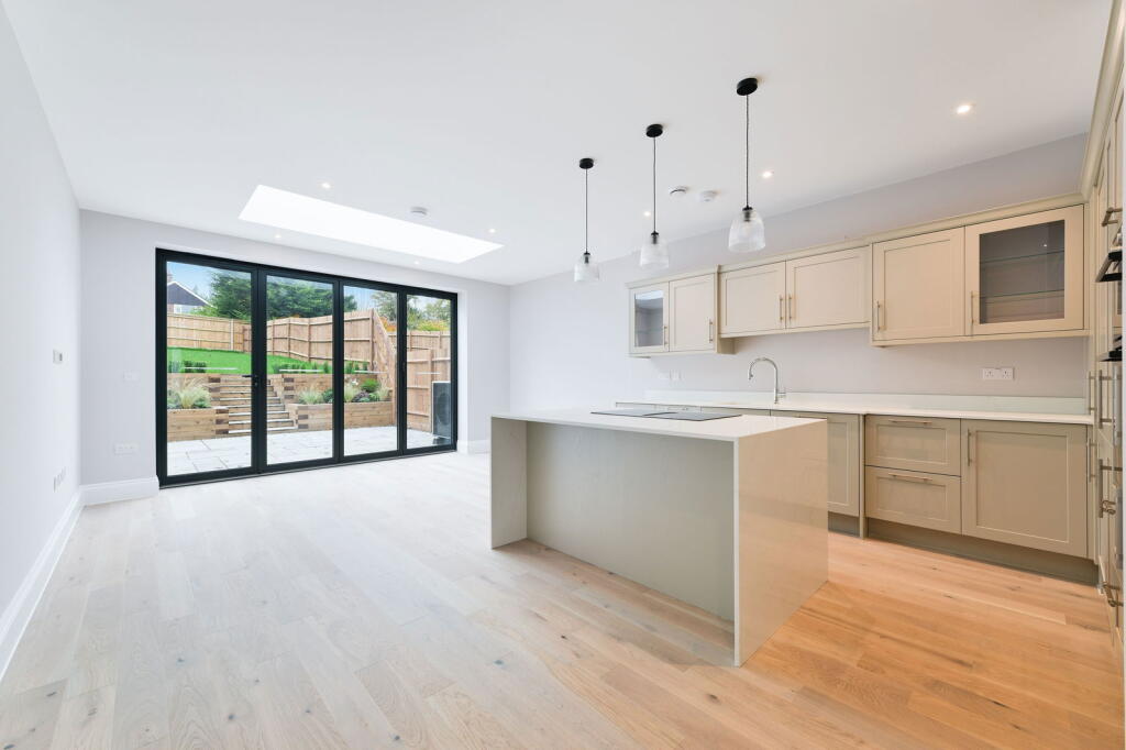 75c Hurst Green Road, Hurst Green, Oxted, Surrey, RH8 9AJ photo 4
