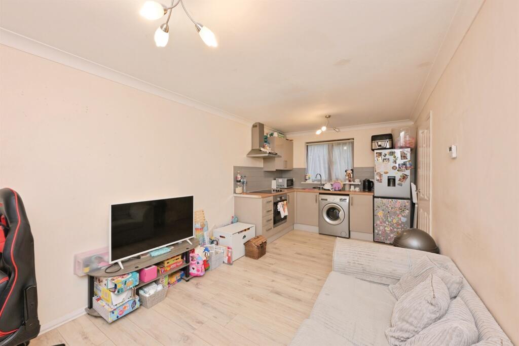 Chilworth Gate, Broxbourne photo 5