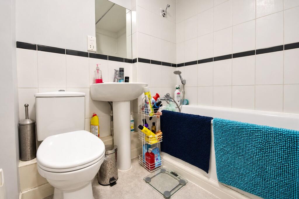 Iliffe Close, Reading, Berkshire, RG1 - More