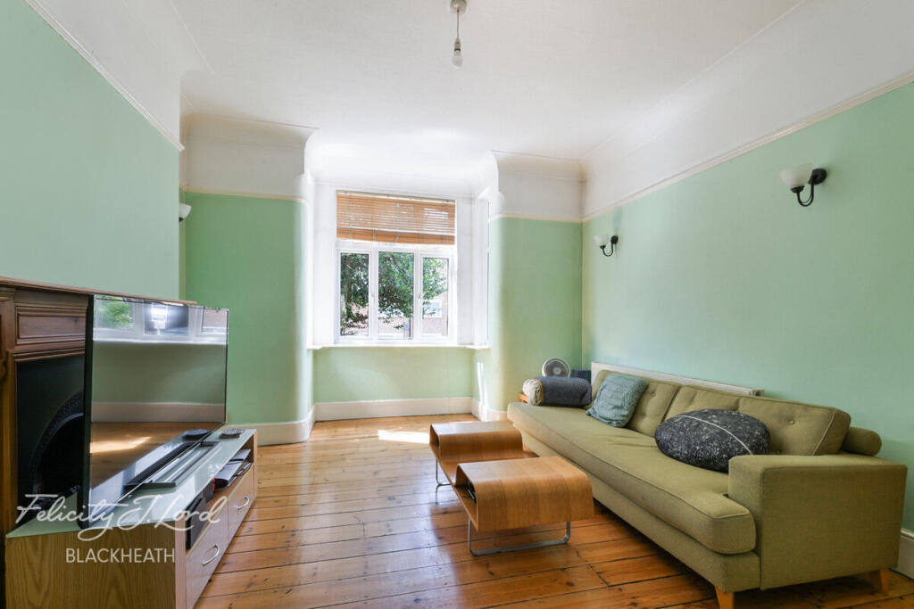4-bed terraced on Wellington Gardens, London, £700,000