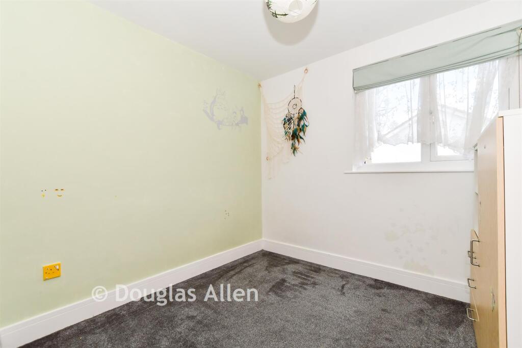 House in Basildon, Wickford - More