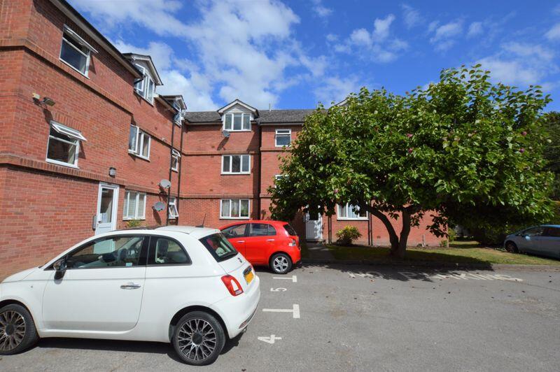 Main image of property: 2 Bedroom Flat with Parking, Upper Grosvenor Road, Tunbridge Wells