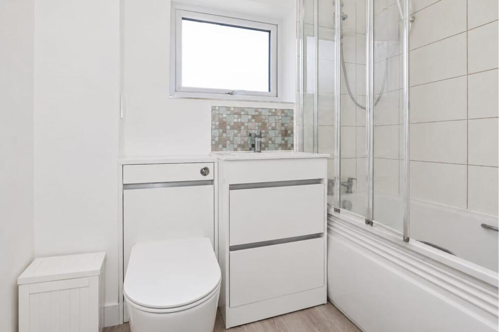 House in Slough - View 4