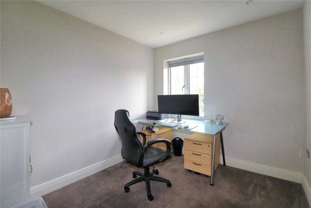 Apartment in Woking, Surrey - More