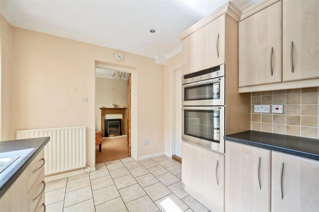 Lyneham Road Crowthorne, Berkshire, RG45 6NJ photo 4