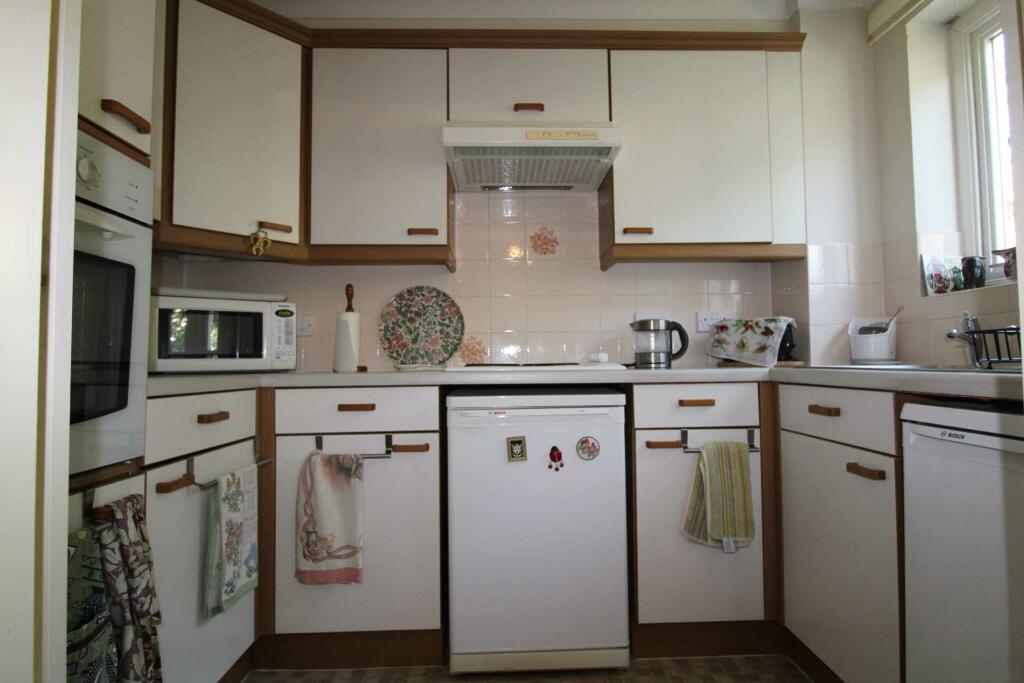 Apartment in Hertsmere, Hertfordshire - View 5