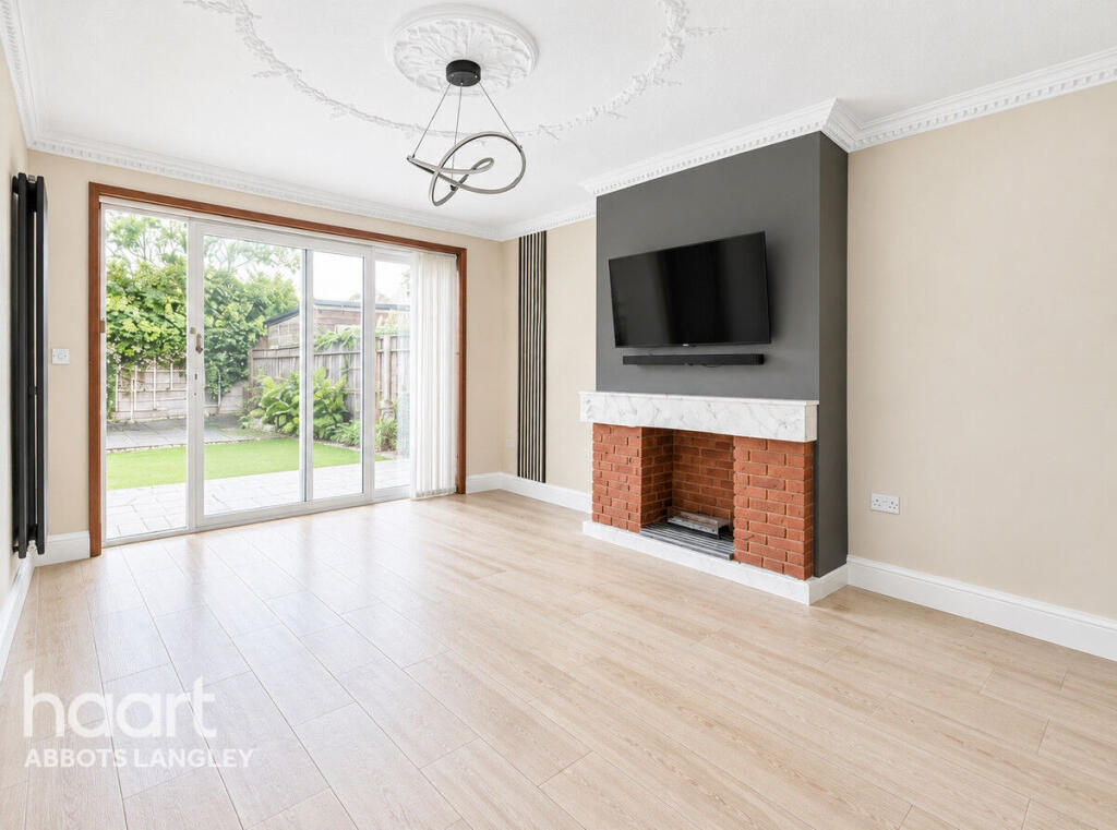 Apartment in Watford, Kingswood - More