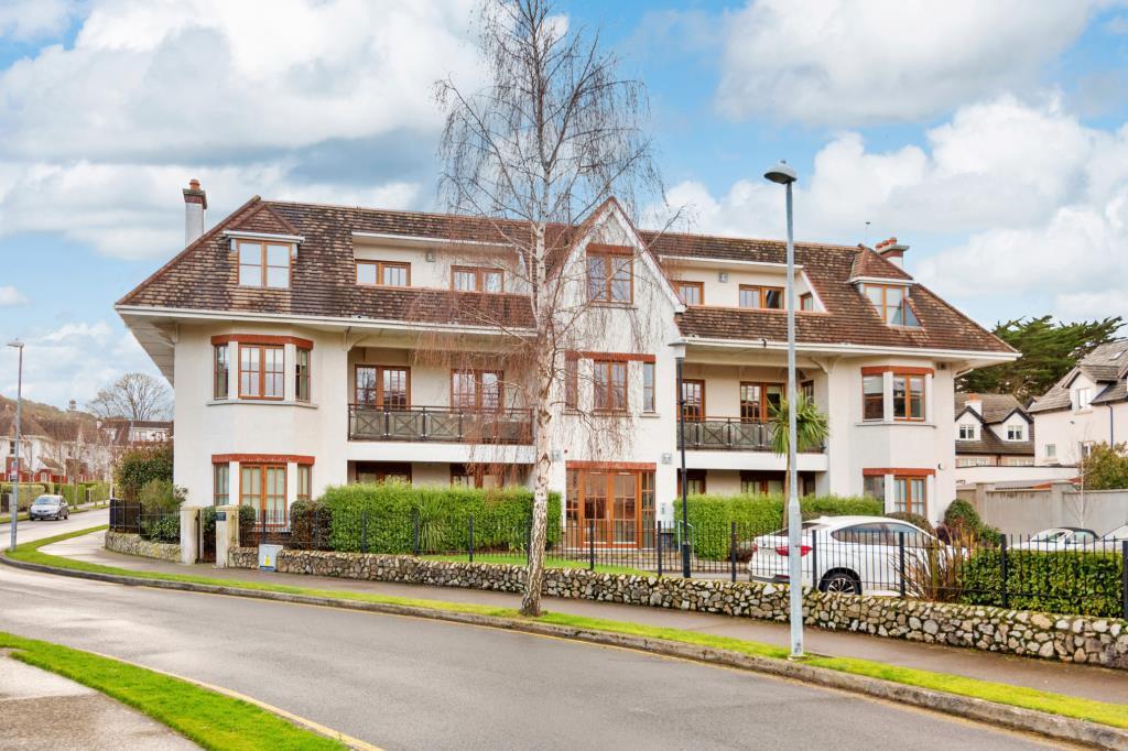 Main image of property: 32 Cairnbrook Avenue, Glenamuck Road, Carrickmines, Dublin 18, D18 HF86