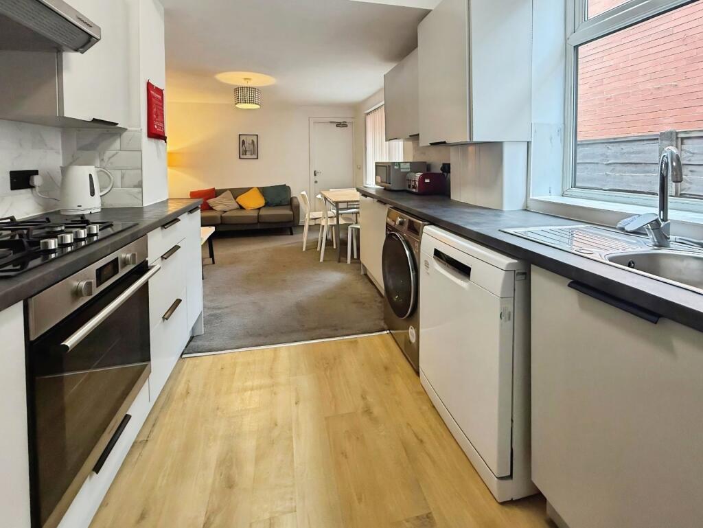 6 bedroom semi-detached house for rent