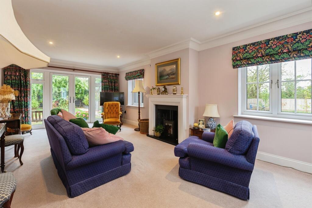 House in Hemel Hempstead, Stone with Bishopstone and Hartwell - View 3