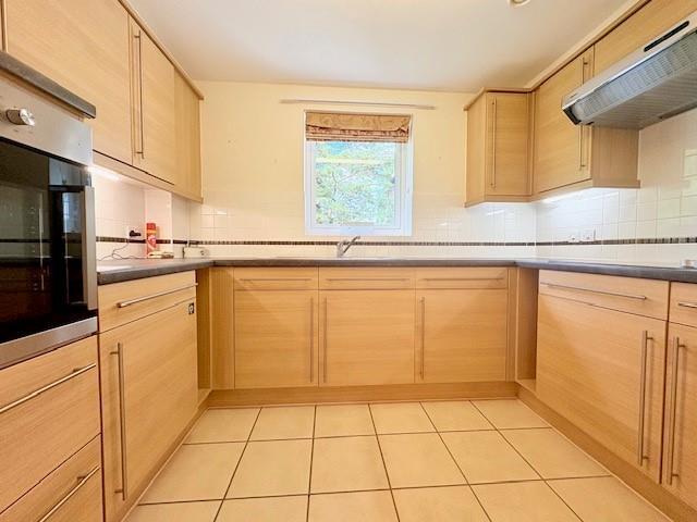 Apartment in Ferndown, Tricketts Cross - View 4