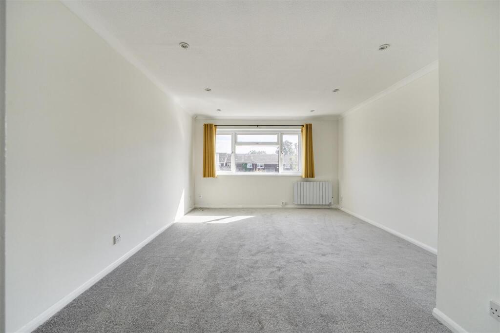 Apartment in Reading, Caversham Park Village, Emmer Green - View 2