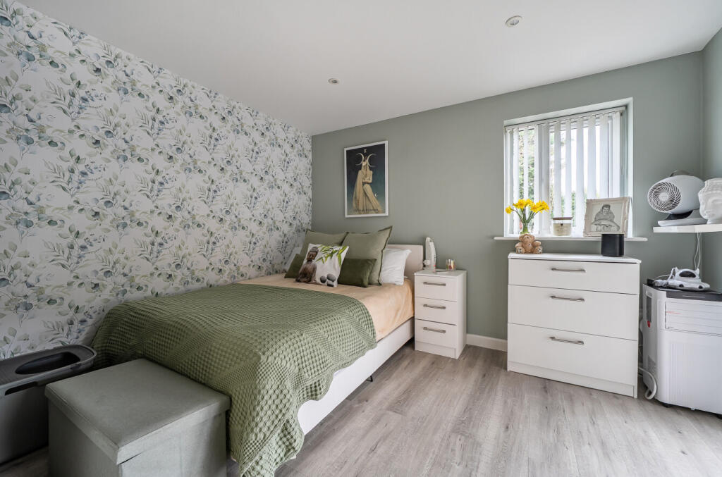 Reeves Way, Wokingham, Berkshire photo 4