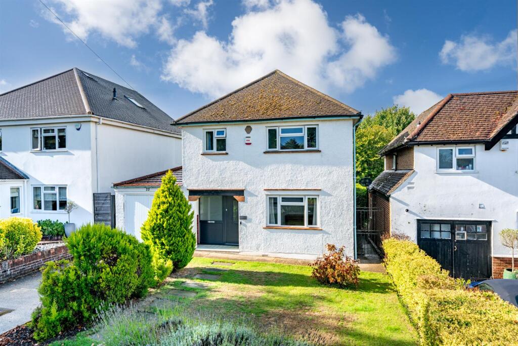 3-bed detached on Ragged Hall Lane, St. Albans, £900,000