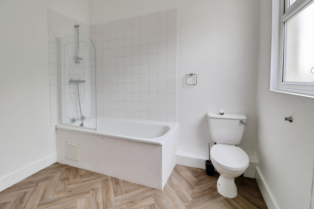 Apartment in Southend-on-Sea - View 5