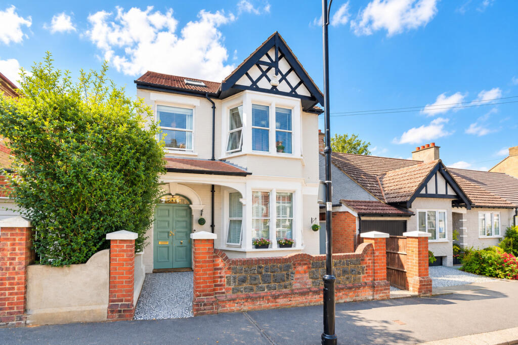 Main image of property: Silverdale Avenue, Westcliff-on-sea, SS0