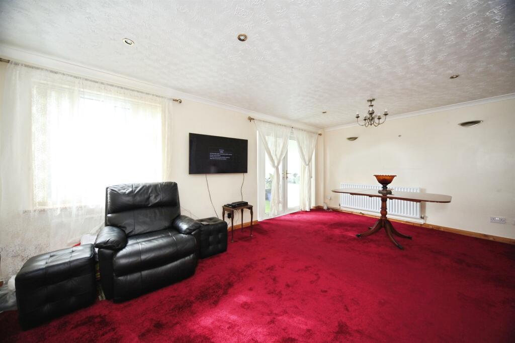 House in Houghton Regis, Central Bedfordshire - View 4