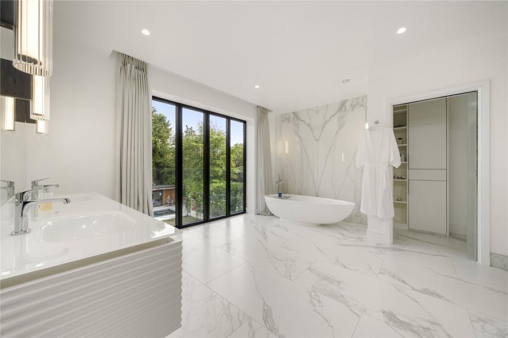 House in Kingston upon Thames - More